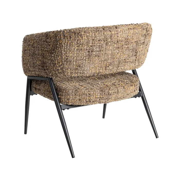 Butaca de diseño moderno tapizada en tela texturizada color mostaza ideal para salón, dormitorio o rincón de lectura