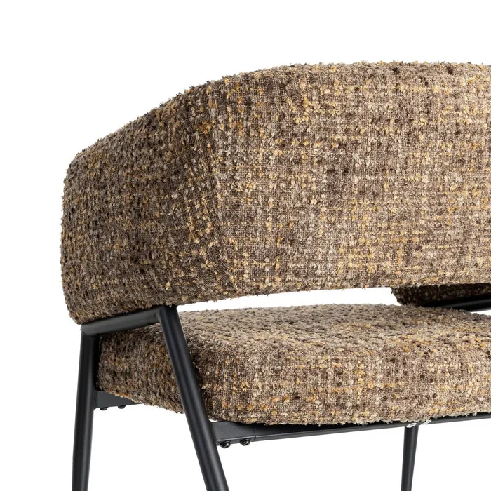 Butaca de diseño moderno tapizada en tela texturizada color mostaza ideal para salón, dormitorio o rincón de lectura