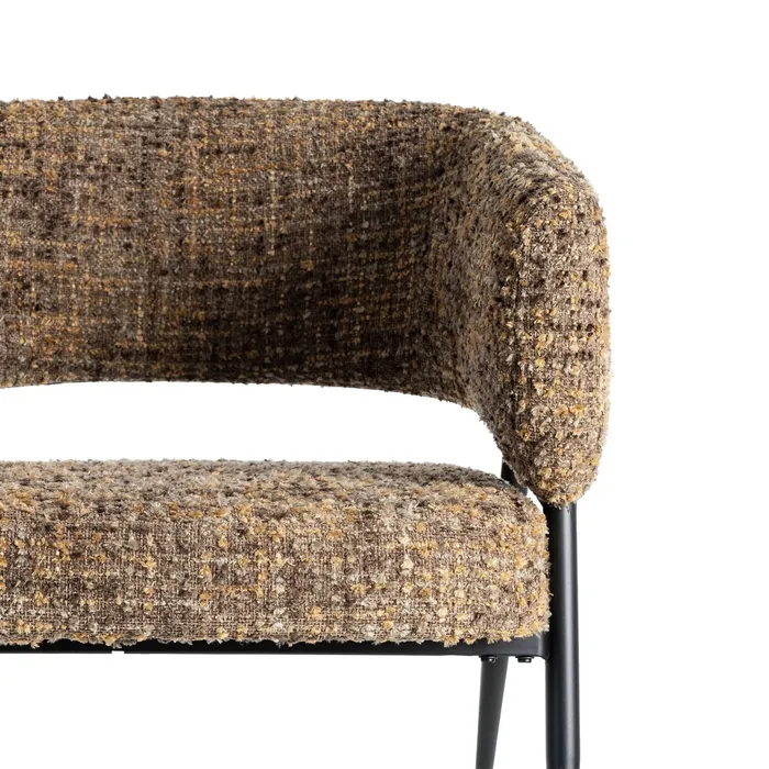 Butaca de diseño moderno tapizada en tela texturizada color mostaza ideal para salón, dormitorio o rincón de lectura