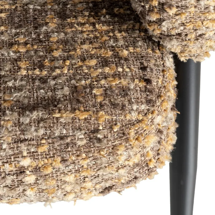 Butaca de diseño moderno tapizada en tela texturizada color mostaza ideal para salón, dormitorio o rincón de lectura