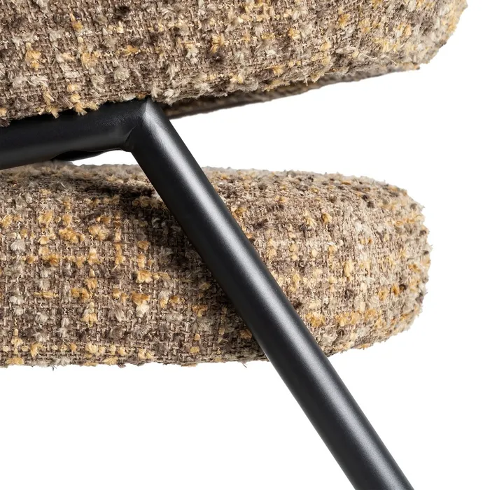 Butaca de diseño moderno tapizada en tela texturizada color mostaza ideal para salón, dormitorio o rincón de lectura