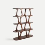 Estantería Takala de Kodu en madera oscura con diseño orgánico para salón comedor Artisa muebles
