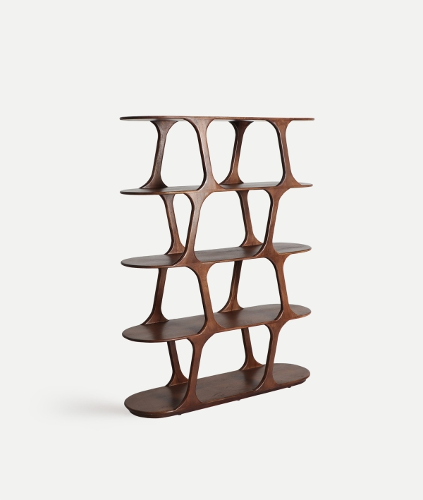 Estantería Takala de Kodu en madera oscura con diseño orgánico para salón comedor Artisa muebles