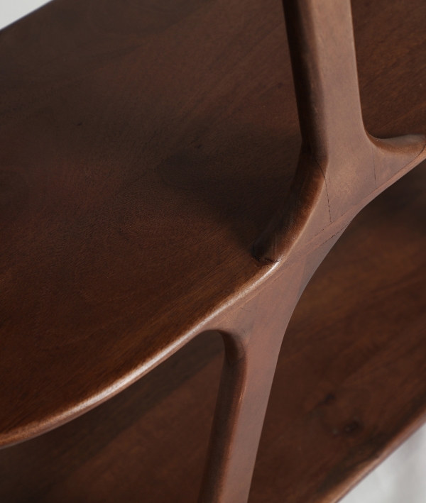 Estantería Takala de Kodu en madera oscura con diseño orgánico para salón comedor Artisa muebles