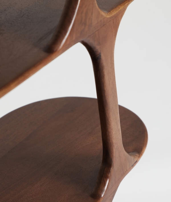 Estantería Takala de Kodu en madera oscura con diseño orgánico para salón comedor Artisa muebles
