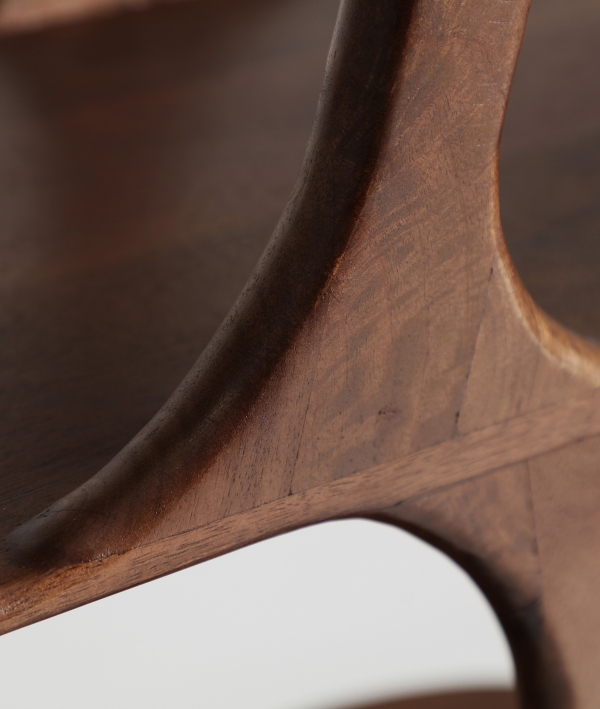 Estantería Takala de Kodu en madera oscura con diseño orgánico para salón comedor Artisa muebles