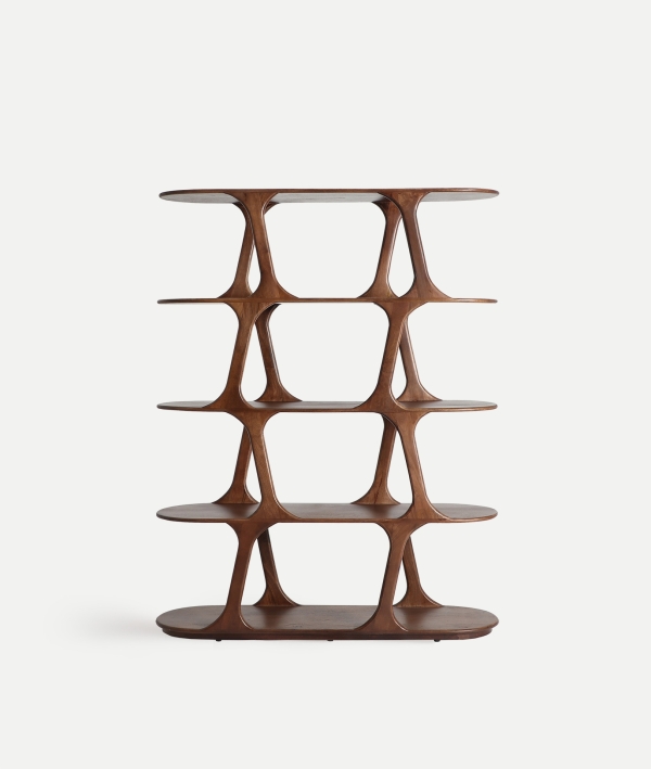 Estantería Takala de Kodu en madera oscura con diseño orgánico para salón comedor Artisa muebles