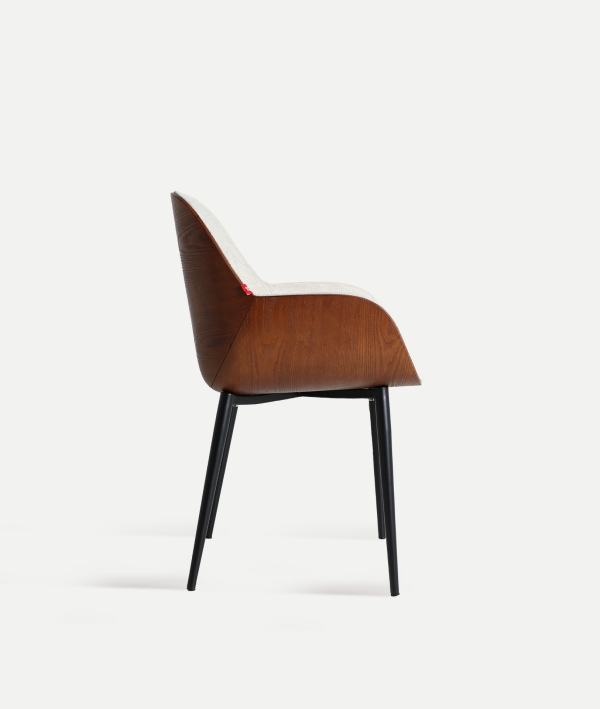 Diseño que abraza, confort que se nota y materiales que marcan la diferencia. Tu silla perfecta en Artisa, de camino a tu hogar