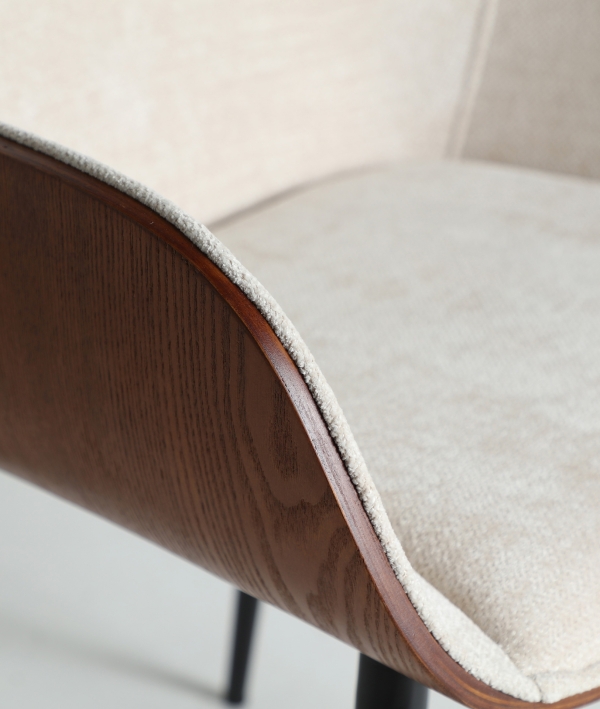 Diseño que abraza, confort que se nota y materiales que marcan la diferencia. Tu silla perfecta en Artisa, de camino a tu hogar