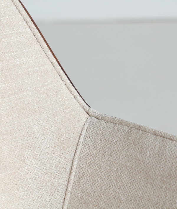 Diseño que abraza, confort que se nota y materiales que marcan la diferencia. Tu silla perfecta en Artisa, de camino a tu hogar