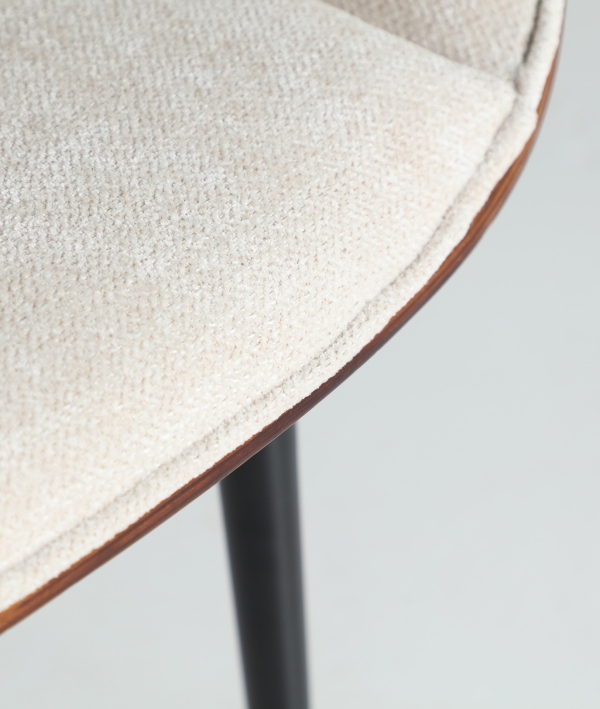 Diseño que abraza, confort que se nota y materiales que marcan la diferencia. Tu silla perfecta en Artisa, de camino a tu hogar