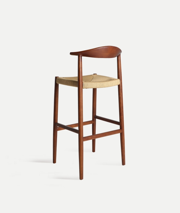 Taburete alto moderno de madera con asiento tapizado beige, estilo elegante y funcional para cocina o barra en espacios Artisa hogar
