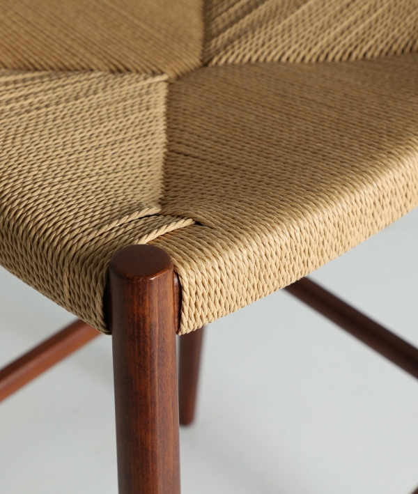 Taburete alto moderno de madera con asiento tapizado beige, estilo elegante y funcional para cocina o barra en espacios Artisa hogar