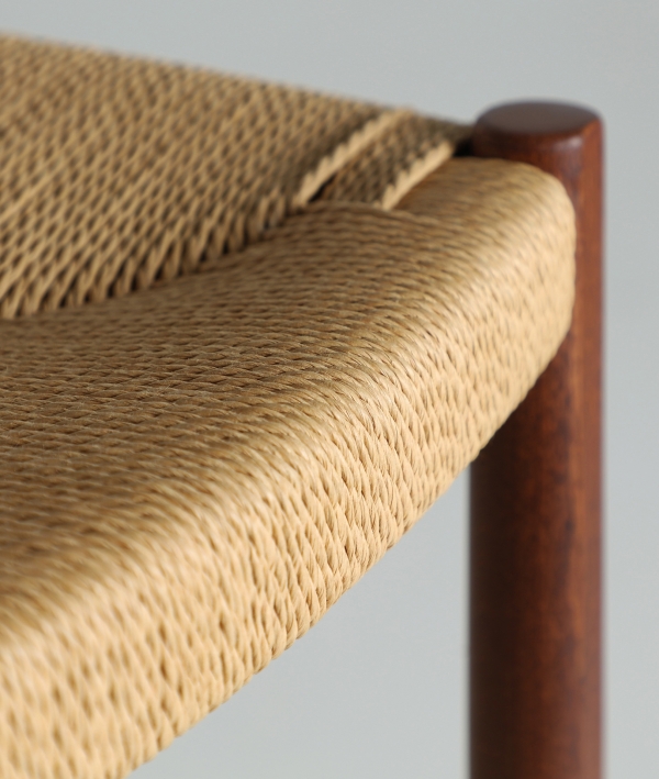 Taburete alto moderno de madera con asiento tapizado beige, estilo elegante y funcional para cocina o barra en espacios Artisa hogar