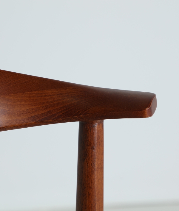 Taburete alto moderno de madera con asiento tapizado beige, estilo elegante y funcional para cocina o barra en espacios Artisa hogar