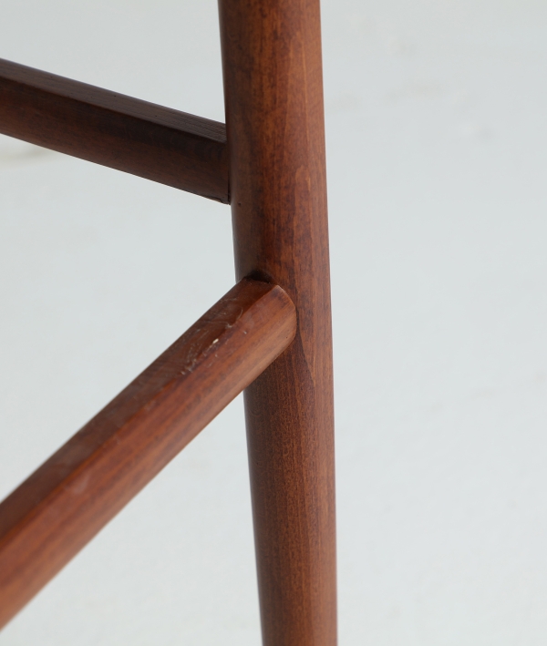 Taburete alto moderno de madera con asiento tapizado beige, estilo elegante y funcional para cocina o barra en espacios Artisa hogar
