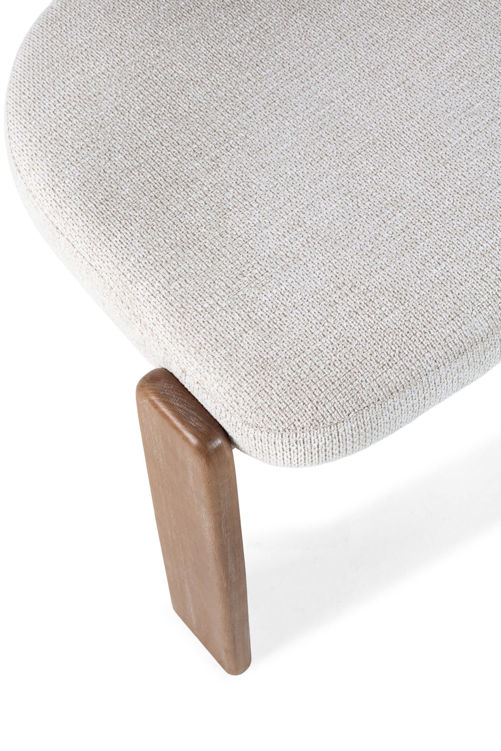 Silla de comedor con estructura de madera y asiento tapizado disponible en varios acabados, diseño moderno y cómodo