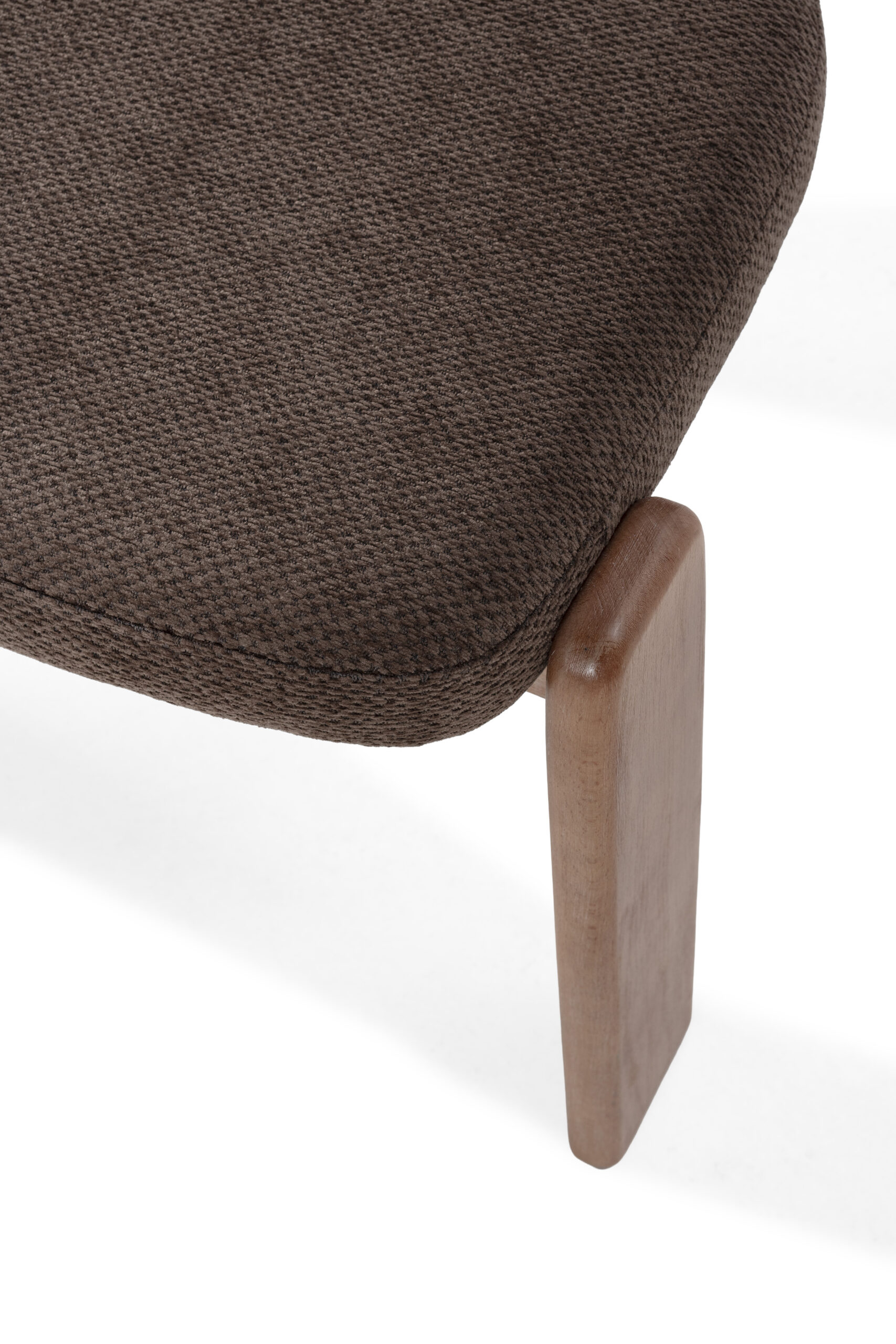 Silla de comedor con estructura de madera y asiento tapizado disponible en varios acabados, diseño moderno y cómodo