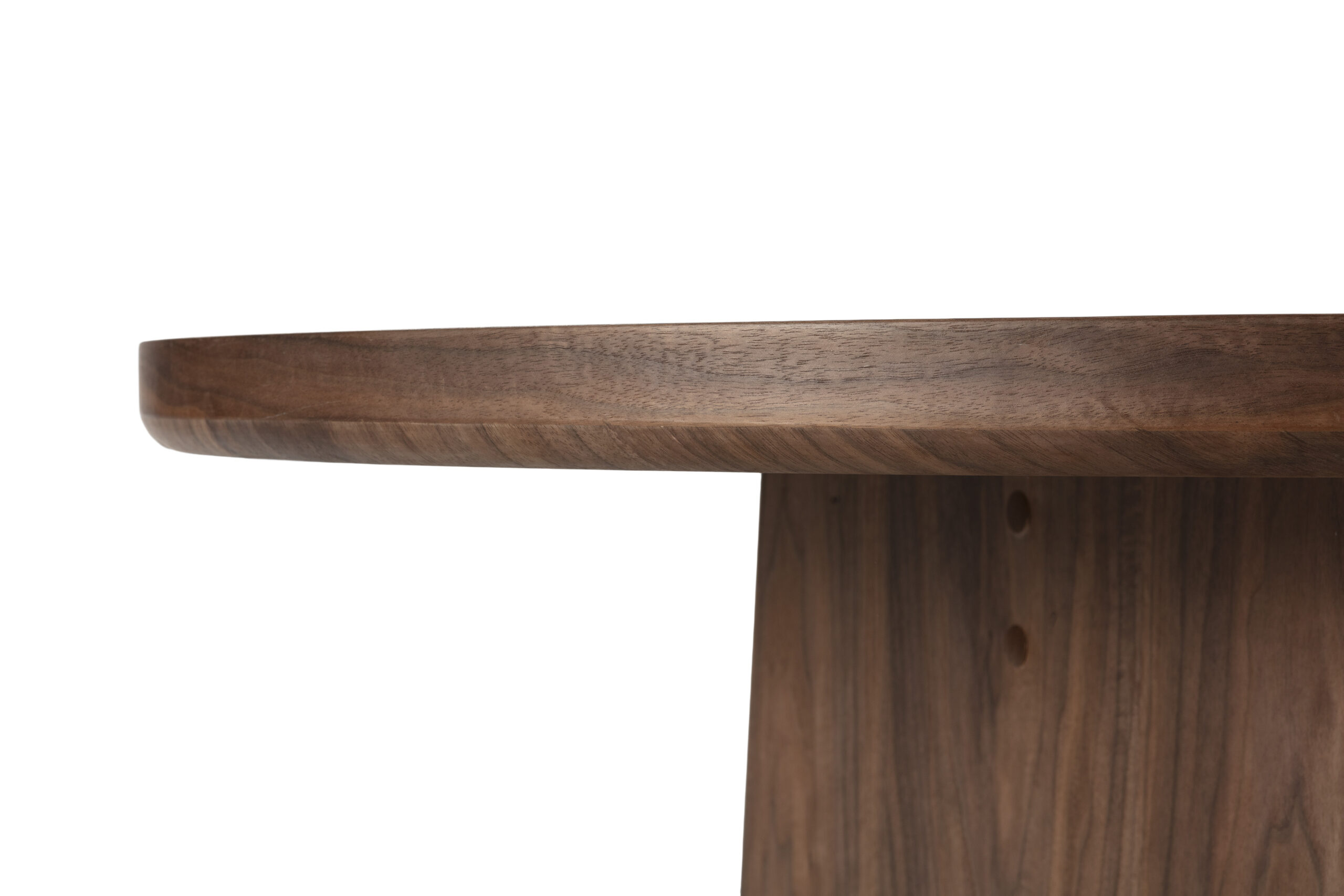 Mesa de centro ovalada de diseño moderno, disponible en tres acabados, ideal para salón por su estilo elegante y funcional.
