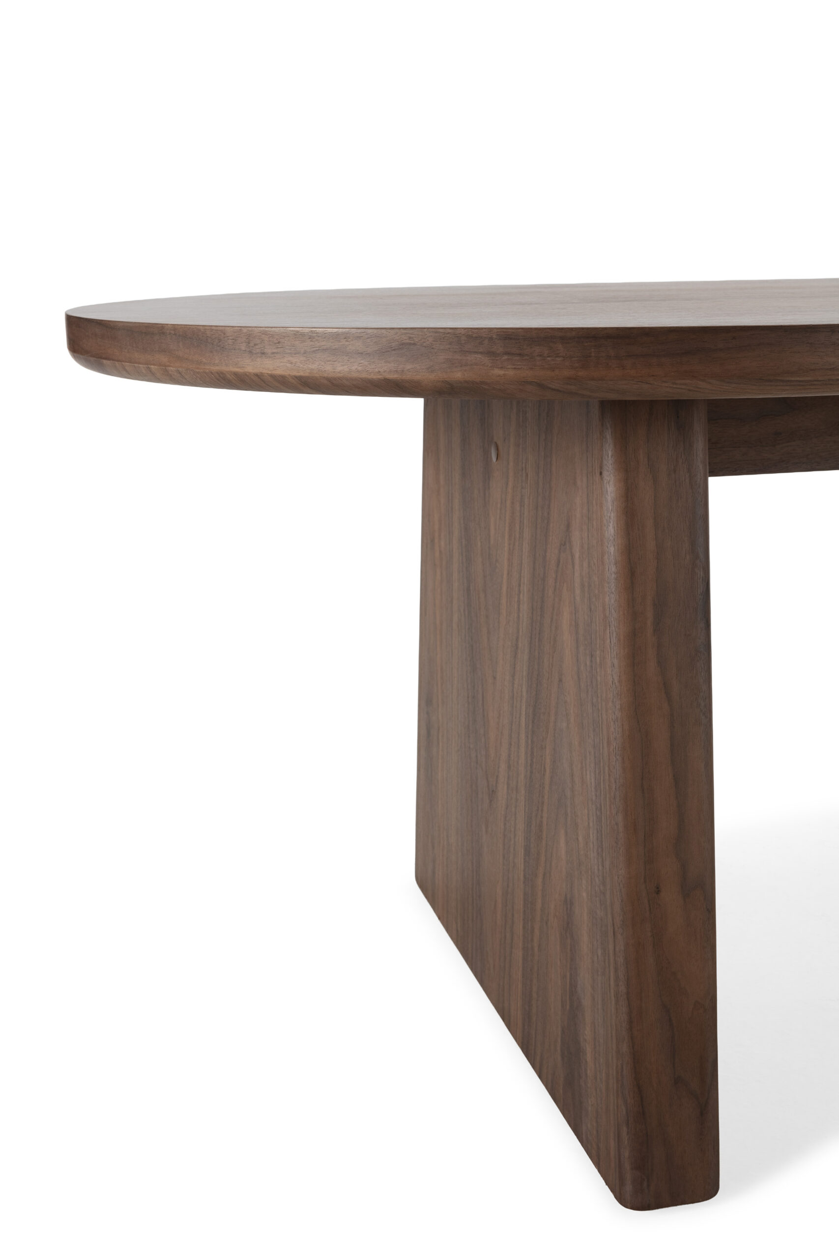 Mesa de centro ovalada de diseño moderno, disponible en tres acabados, ideal para salón por su estilo elegante y funcional.