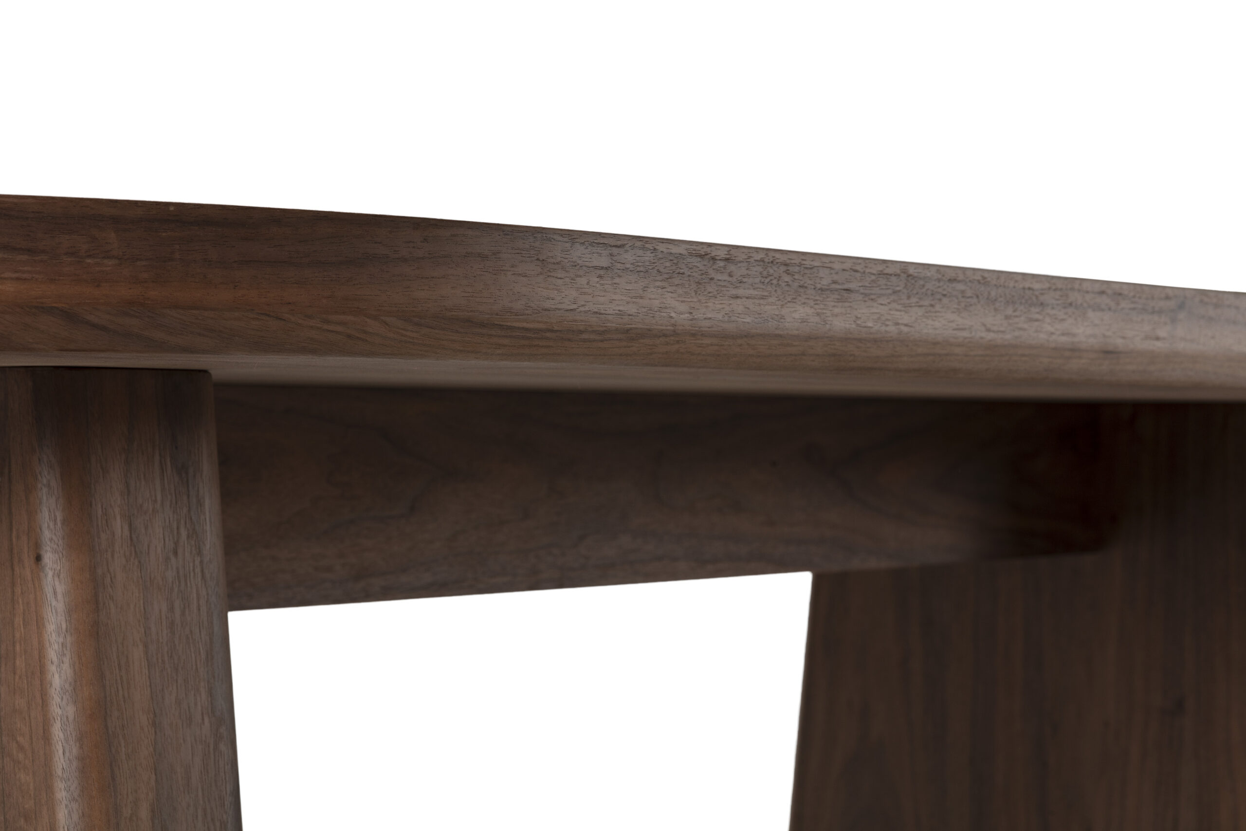 Mesa de centro ovalada de diseño moderno, disponible en tres acabados, ideal para salón por su estilo elegante y funcional.
