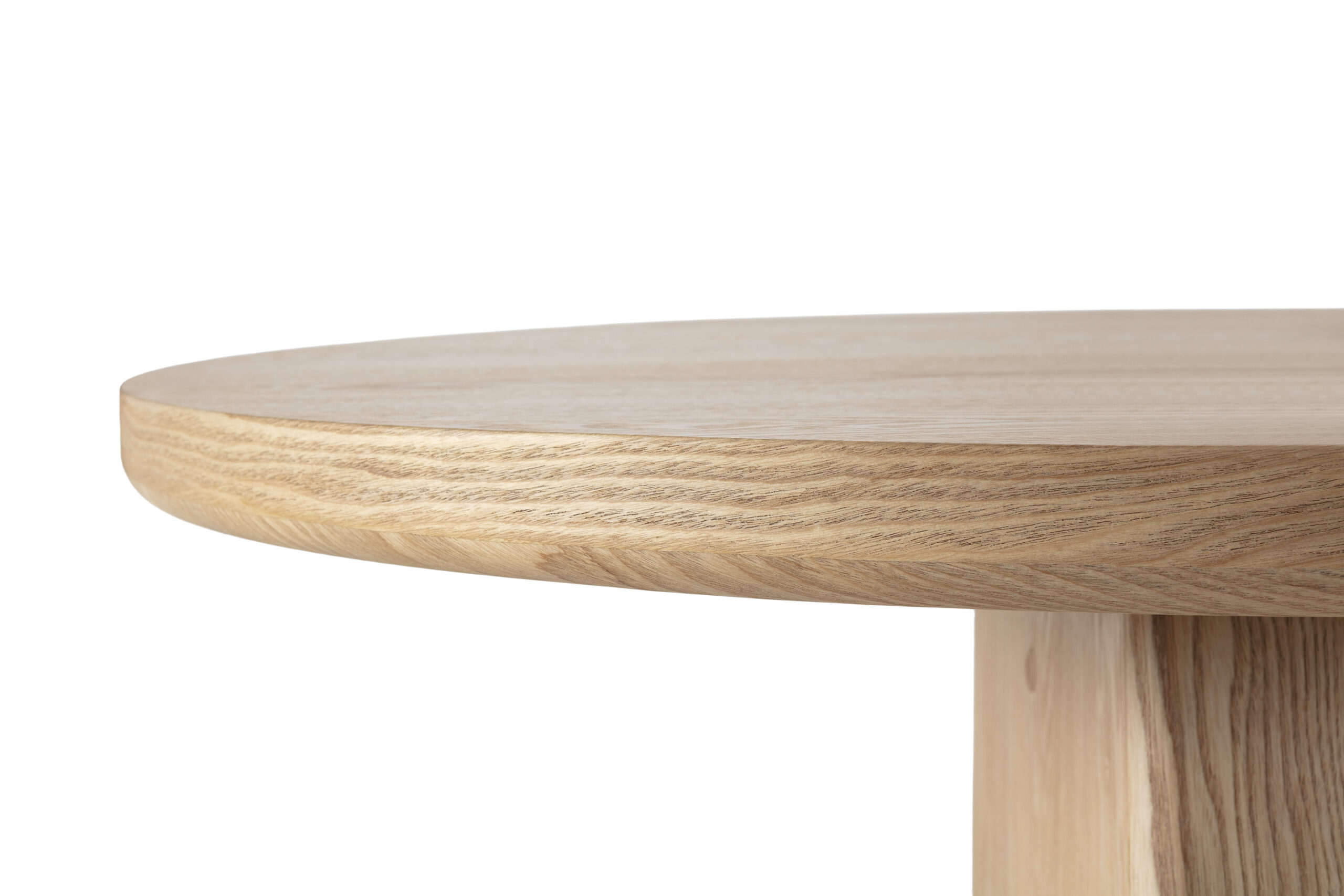 Mesa de centro ovalada de diseño moderno, disponible en tres acabados, ideal para salón por su estilo elegante y funcional.
