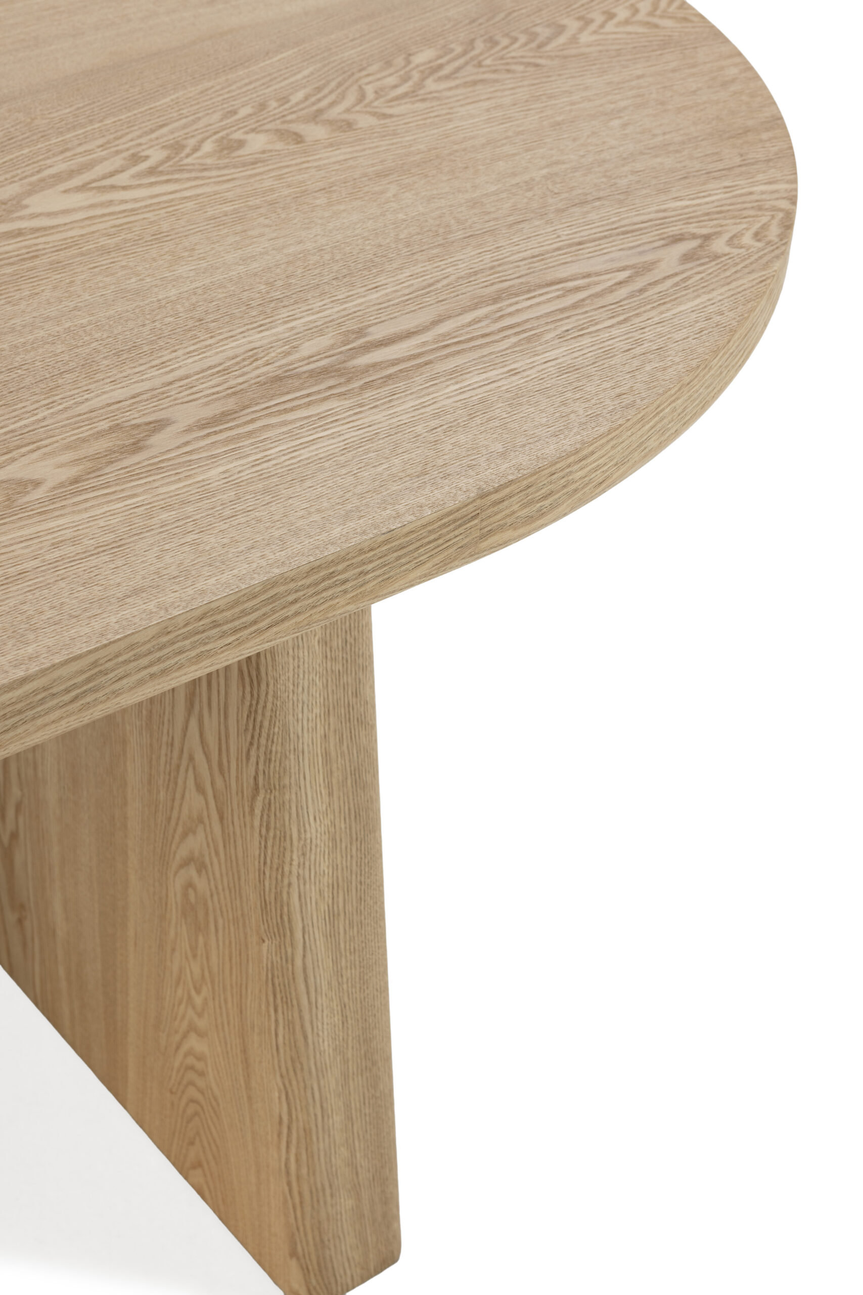 Mesa de centro ovalada de diseño moderno, disponible en tres acabados, ideal para salón por su estilo elegante y funcional.