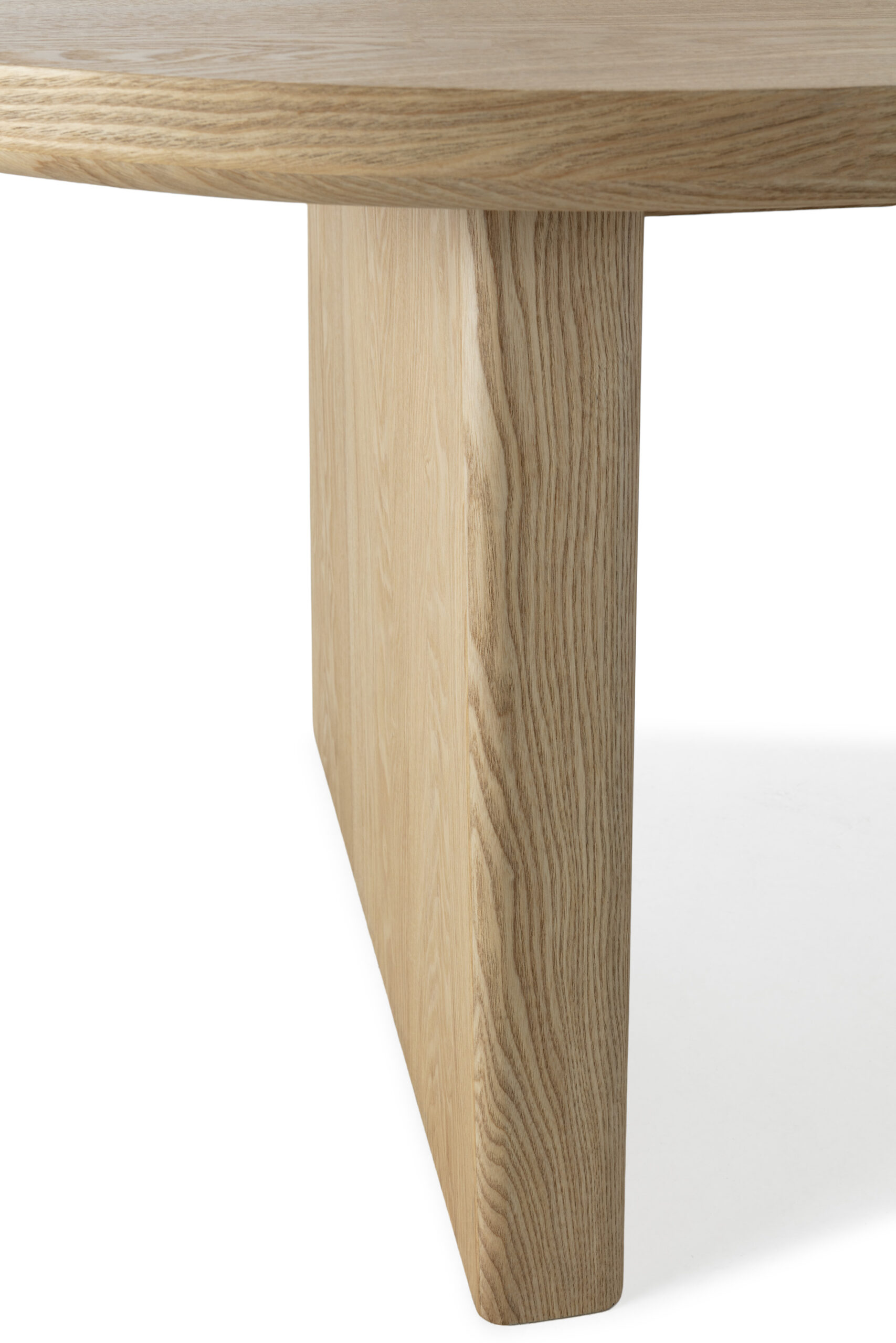 Mesa de centro ovalada de diseño moderno, disponible en tres acabados, ideal para salón por su estilo elegante y funcional.