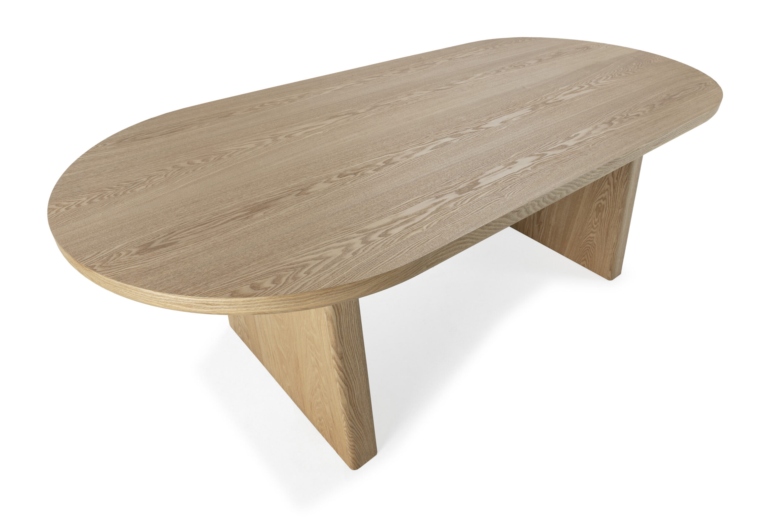 Mesa de centro ovalada de diseño moderno, disponible en tres acabados, ideal para salón por su estilo elegante y funcional.