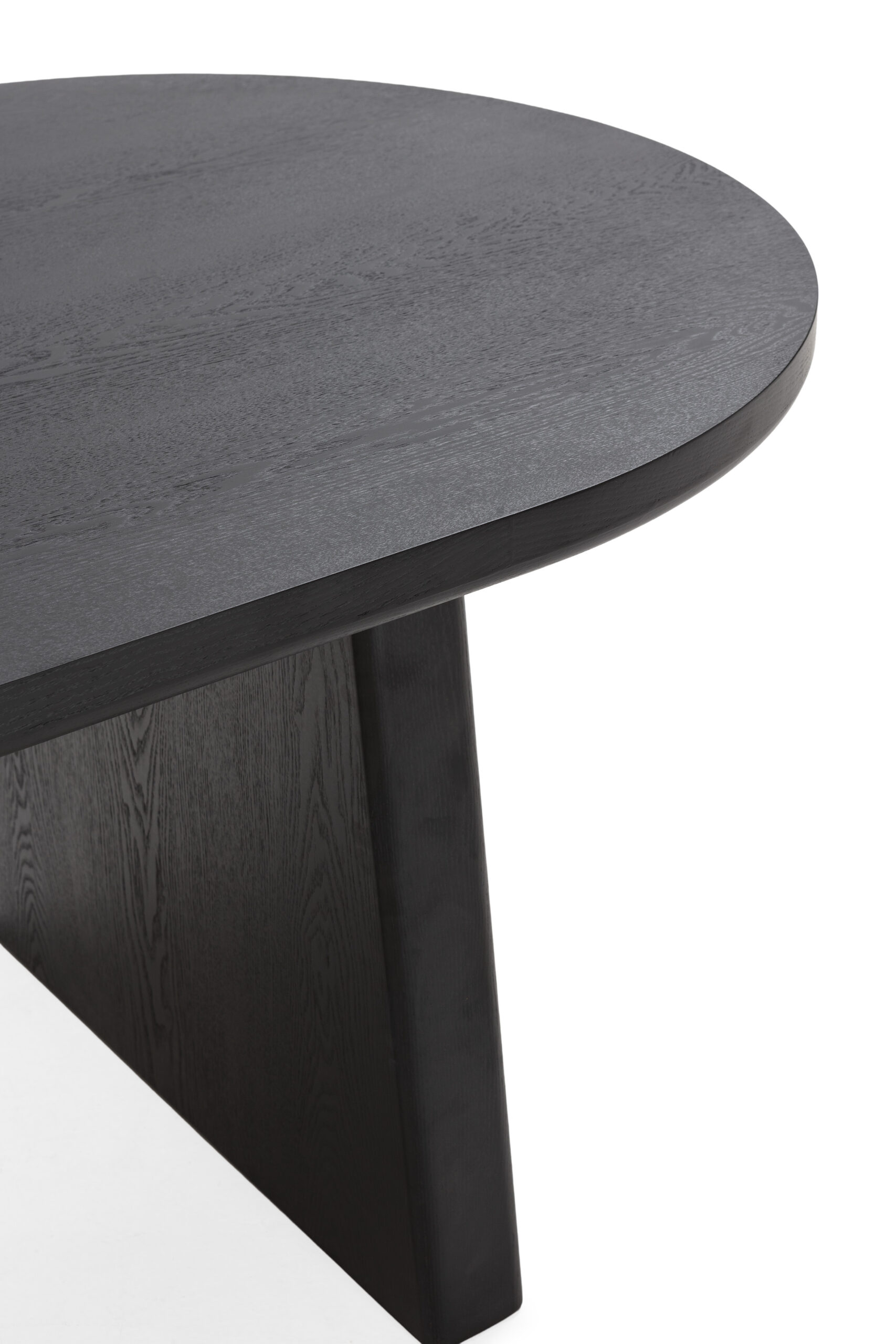 Mesa de centro ovalada de diseño moderno, disponible en tres acabados, ideal para salón por su estilo elegante y funcional.