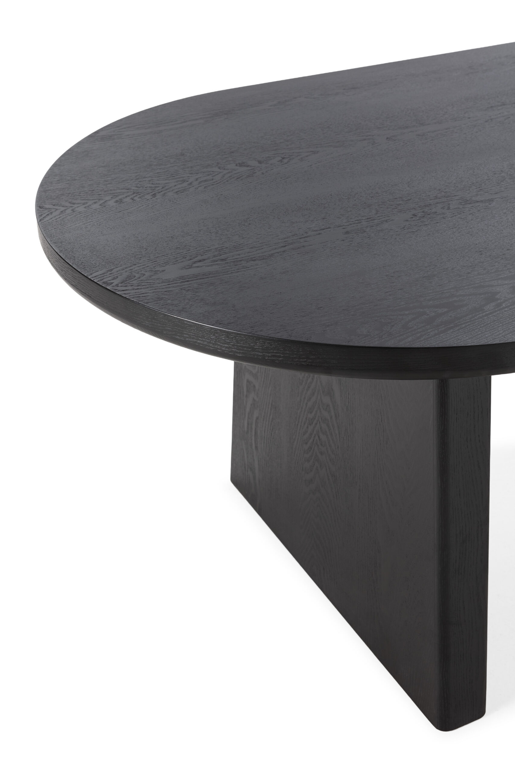 Mesa de centro ovalada de diseño moderno, disponible en tres acabados, ideal para salón por su estilo elegante y funcional.