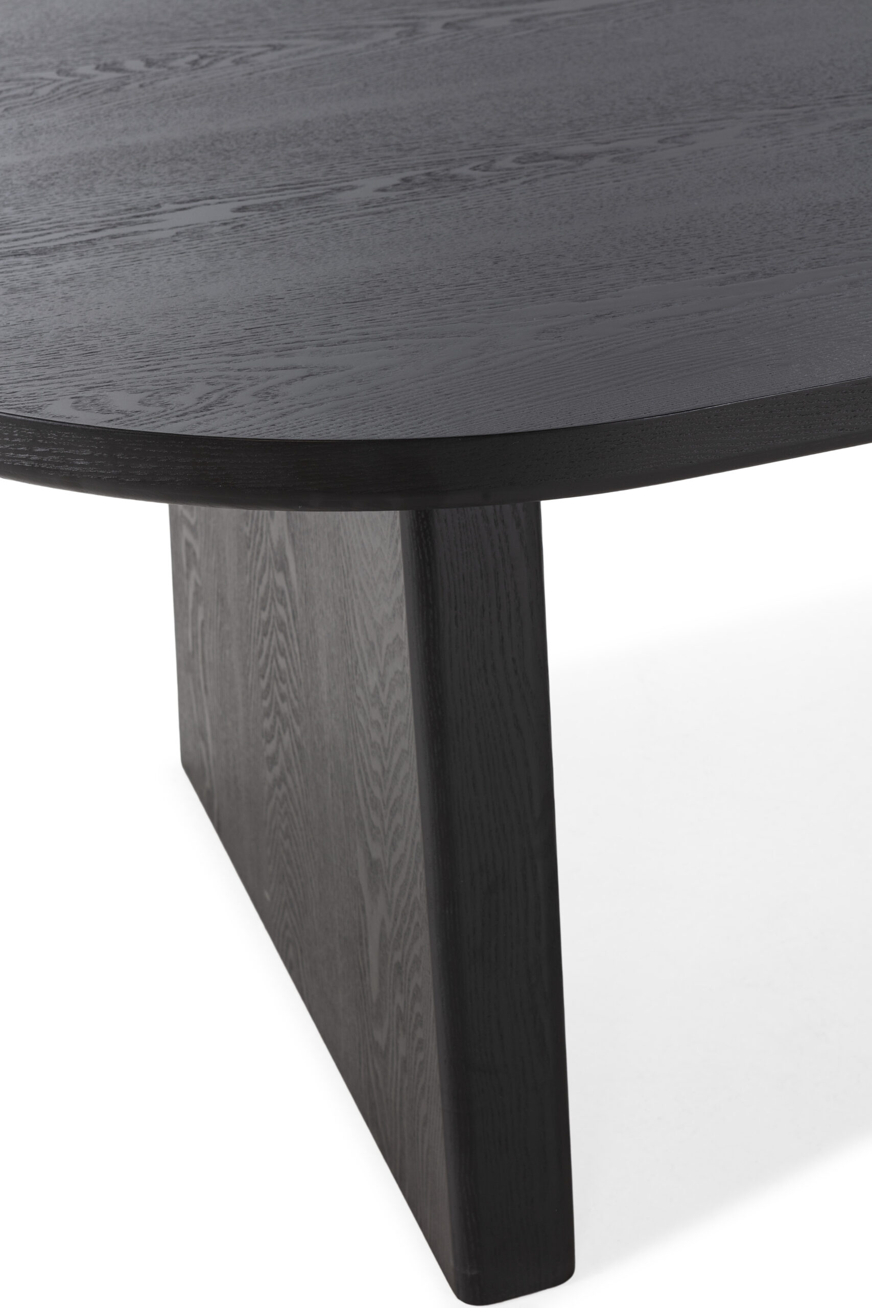 Mesa de centro ovalada de diseño moderno, disponible en tres acabados, ideal para salón por su estilo elegante y funcional.