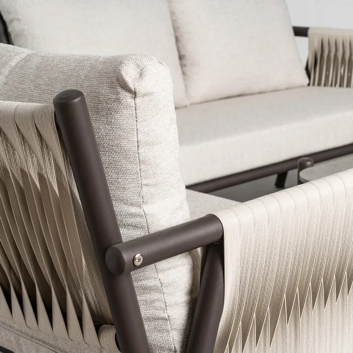 Conjunto de jardín CALA con sofá, 2 sillones y mesa de centro con cuerda trenzada y estructura de acero disponible en Artisa.