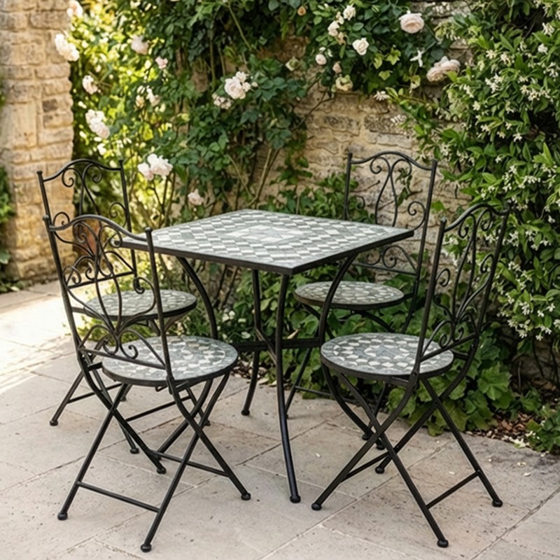 Conjunto de jardín compuesto por mesa redonda y dos sillas plegables de estructura metálica negra con asiento y tablero de mosaico decorativo, ideal para terraza o patio exterior.