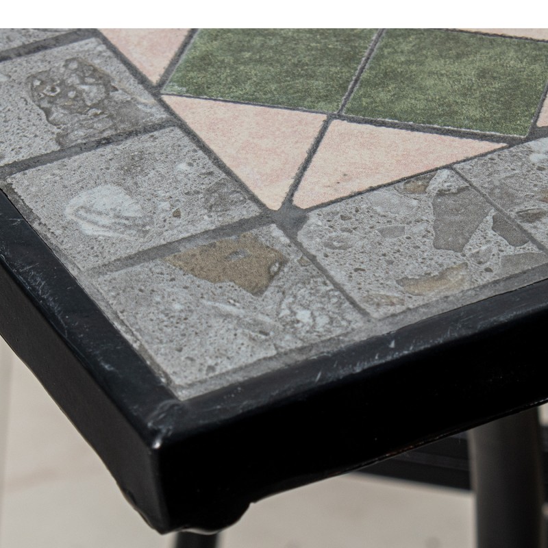 Conjunto de jardín compuesto por mesa redonda y dos sillas plegables de estructura metálica negra con asiento y tablero de mosaico decorativo, ideal para terraza o patio exterior.