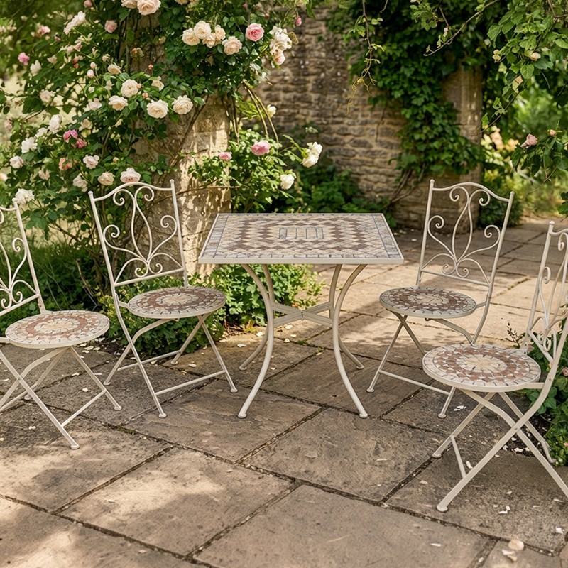 Conjunto de jardín compuesto por mesa redonda y dos sillas plegables de estructura metálica negra con asiento y tablero de mosaico decorativo, ideal para terraza o patio exterior.