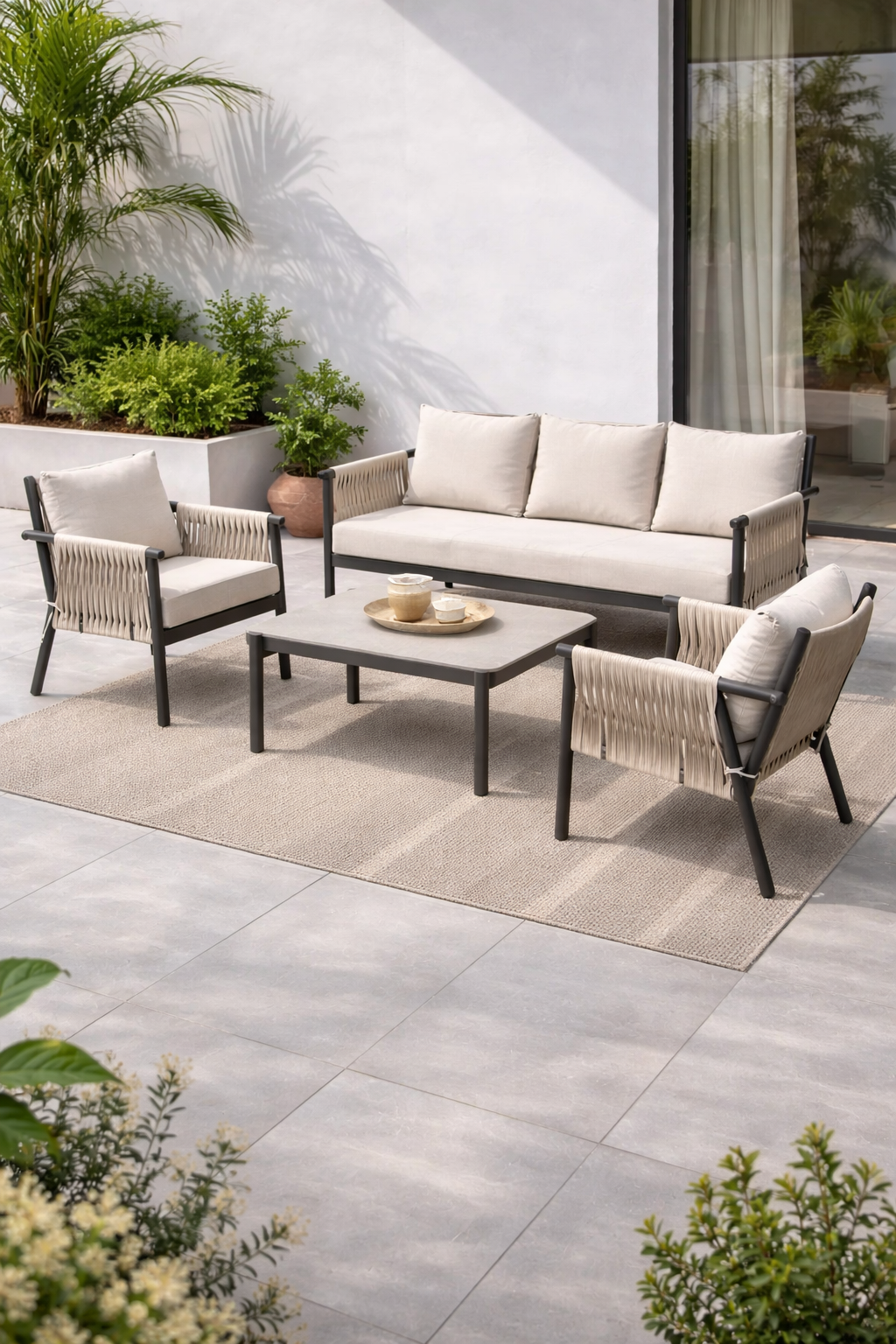 Conjunto de jardín CALA con sofá, 2 sillones y mesa de centro con cuerda trenzada y estructura de acero disponible en Artisa.