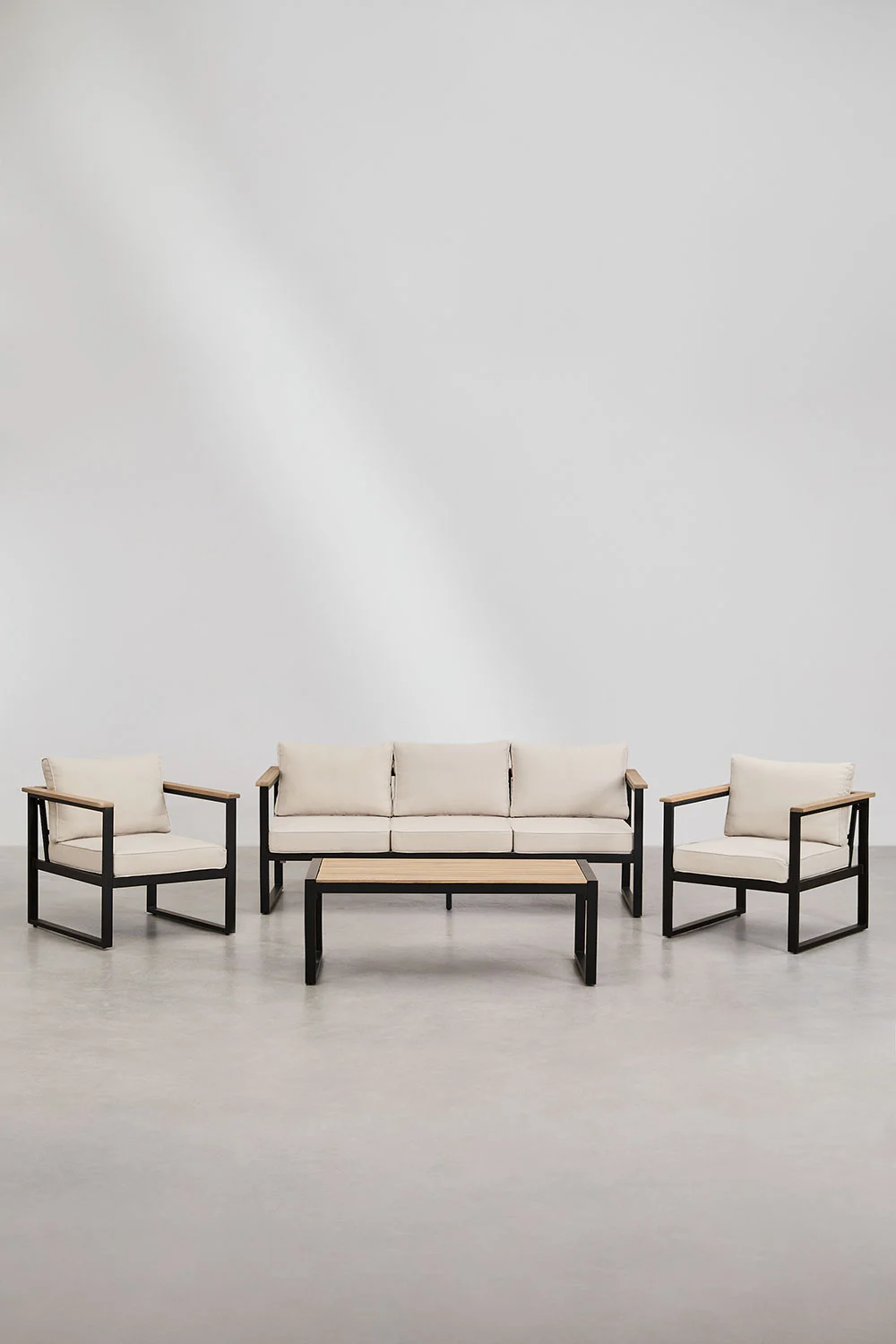 Set de exterior Artisa compuesto por sofá de 3 plazas, sillones individuales y mesa de centro, disponible en varios acabados. Un conjunto práctico, resistente y cómodo, ideal para terraza o jardín, con una excelente relación calidad-precio.