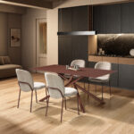 Silla comedor textil y estructura metálica en terracota colección daia