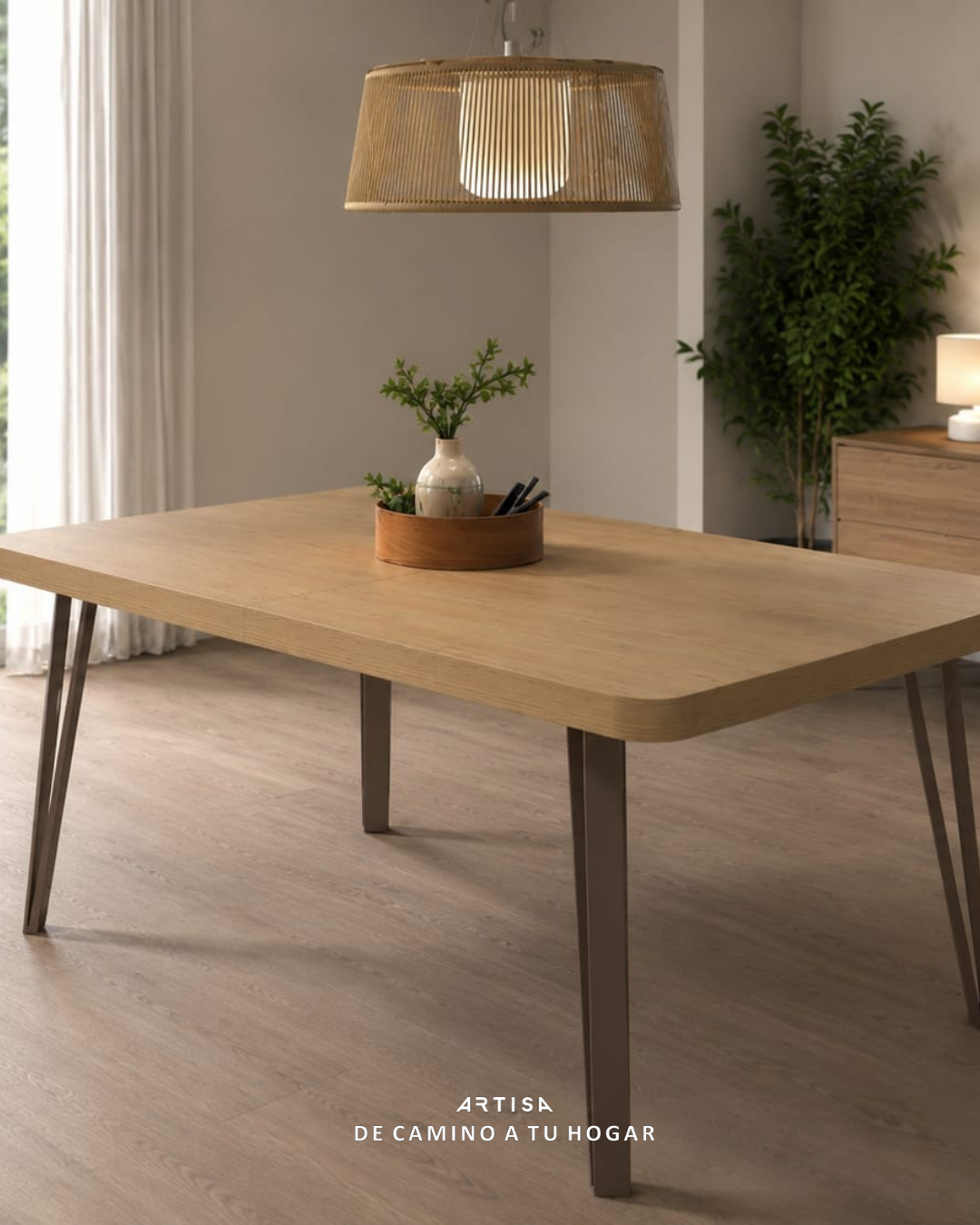 Mesa de comedor de fabricación española con acabados personalizables disponible en Artisa.