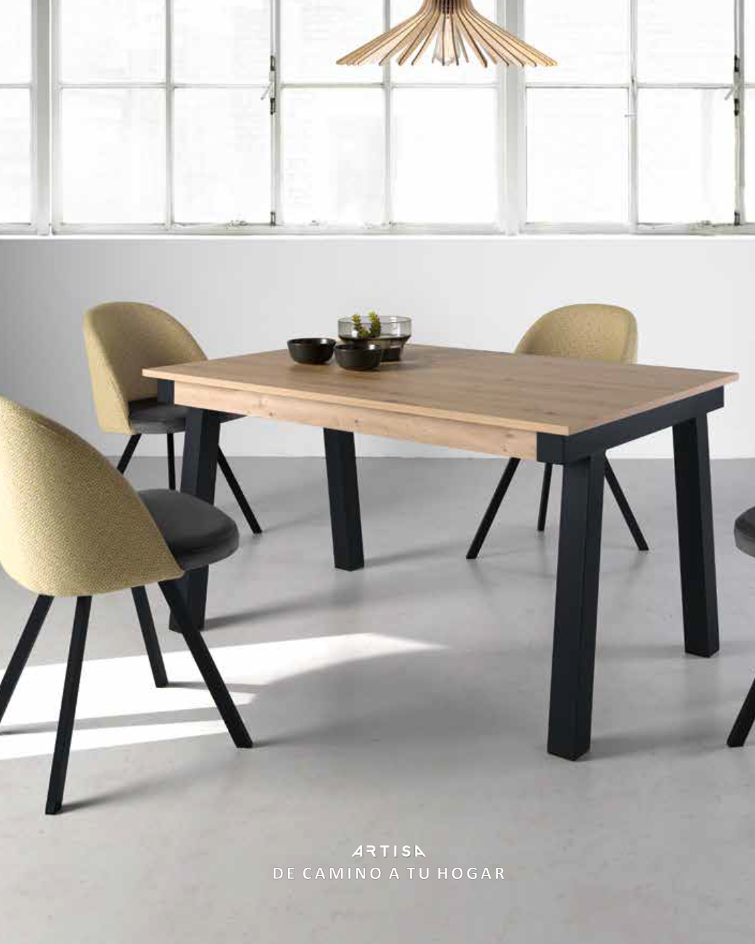 Mesa de comedor de fabricación española con acabados personalizables disponible en Artisa.