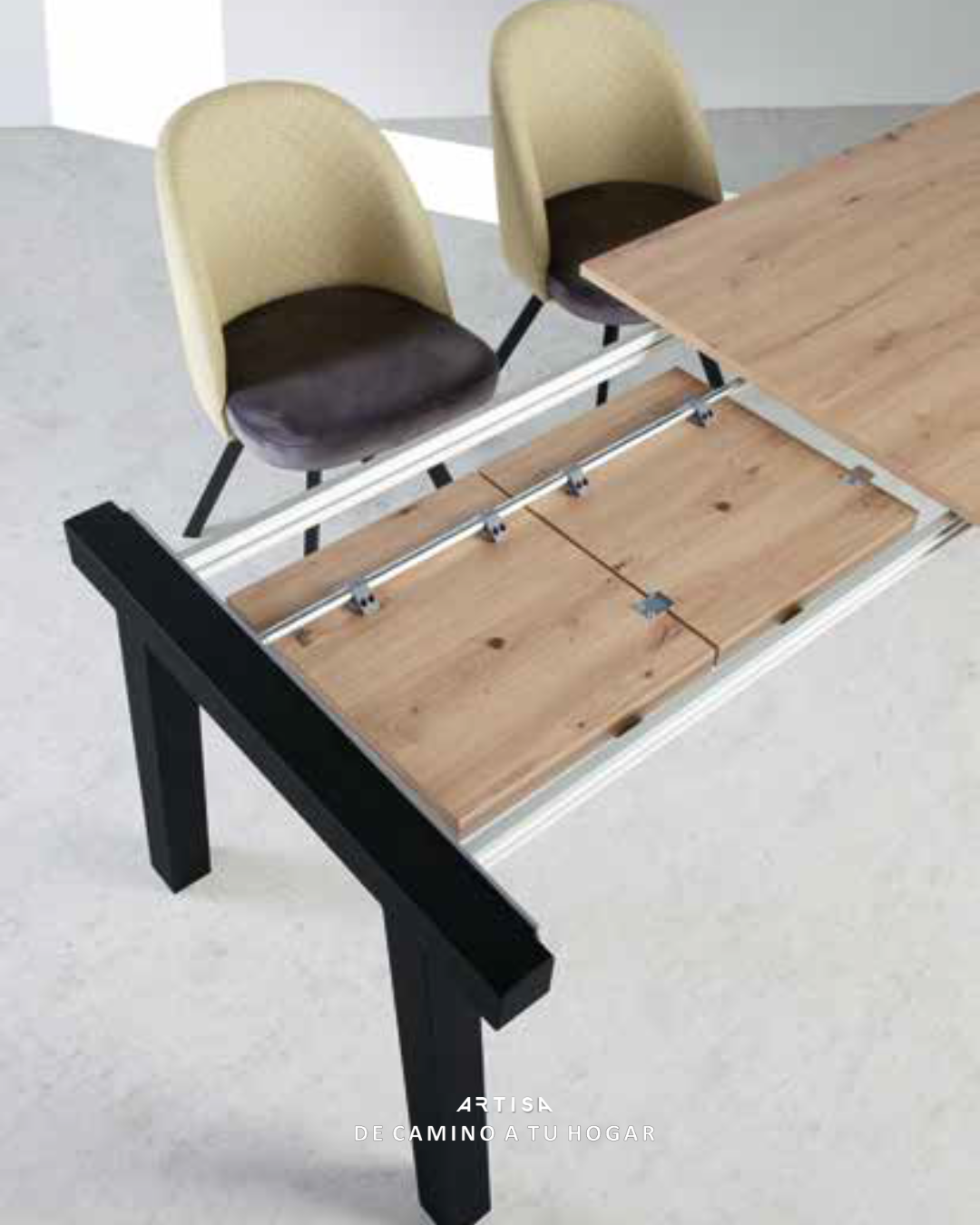 Mesa de comedor de fabricación española con acabados personalizables disponible en Artisa.
