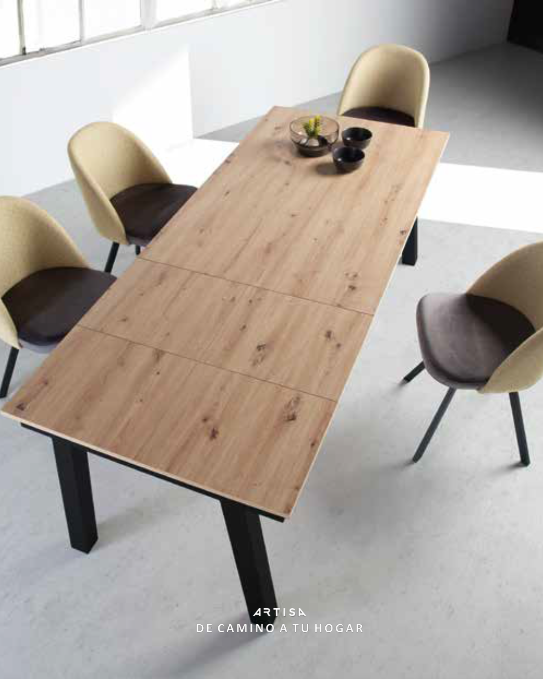 Mesa de comedor de fabricación española con acabados personalizables disponible en Artisa.