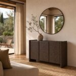 La colección Gio combina diseño contemporáneo, elegancia y funcionalidad para crear espacios únicos. Compuesta por mueble TV, aparadores de 3 y 4 puertas y aparador alto de 4 puertas, destaca por sus líneas limpias, gran capacidad de almacenamiento y acabados que aportan calidez y estilo a cualquier hogar. Una propuesta perfecta para quienes buscan un salón actual, práctico y lleno de personalidad.