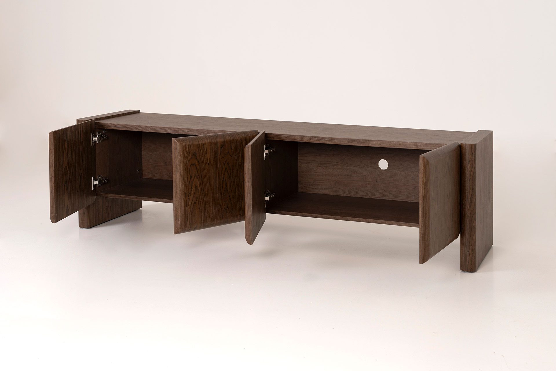 La colección Gio combina diseño contemporáneo, elegancia y funcionalidad para crear espacios únicos. Compuesta por mueble TV, aparadores de 3 y 4 puertas y aparador alto de 4 puertas, destaca por sus líneas limpias, gran capacidad de almacenamiento y acabados que aportan calidez y estilo a cualquier hogar. Una propuesta perfecta para quienes buscan un salón actual, práctico y lleno de personalidad.