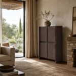 La colección Gio combina diseño contemporáneo, elegancia y funcionalidad para crear espacios únicos. Compuesta por mueble TV, aparadores de 3 y 4 puertas y aparador alto de 4 puertas, destaca por sus líneas limpias, gran capacidad de almacenamiento y acabados que aportan calidez y estilo a cualquier hogar. Una propuesta perfecta para quienes buscan un salón actual, práctico y lleno de personalidad.