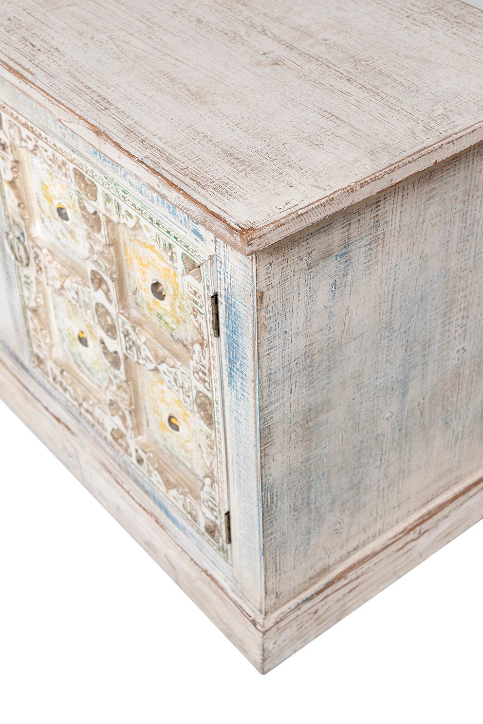 El mueble TV de la colección Ming presenta un diseño artesanal que combina elegancia y funcionalidad.