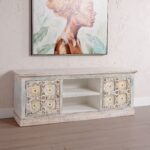 El mueble TV de la colección Ming presenta un diseño artesanal que combina elegancia y funcionalidad.