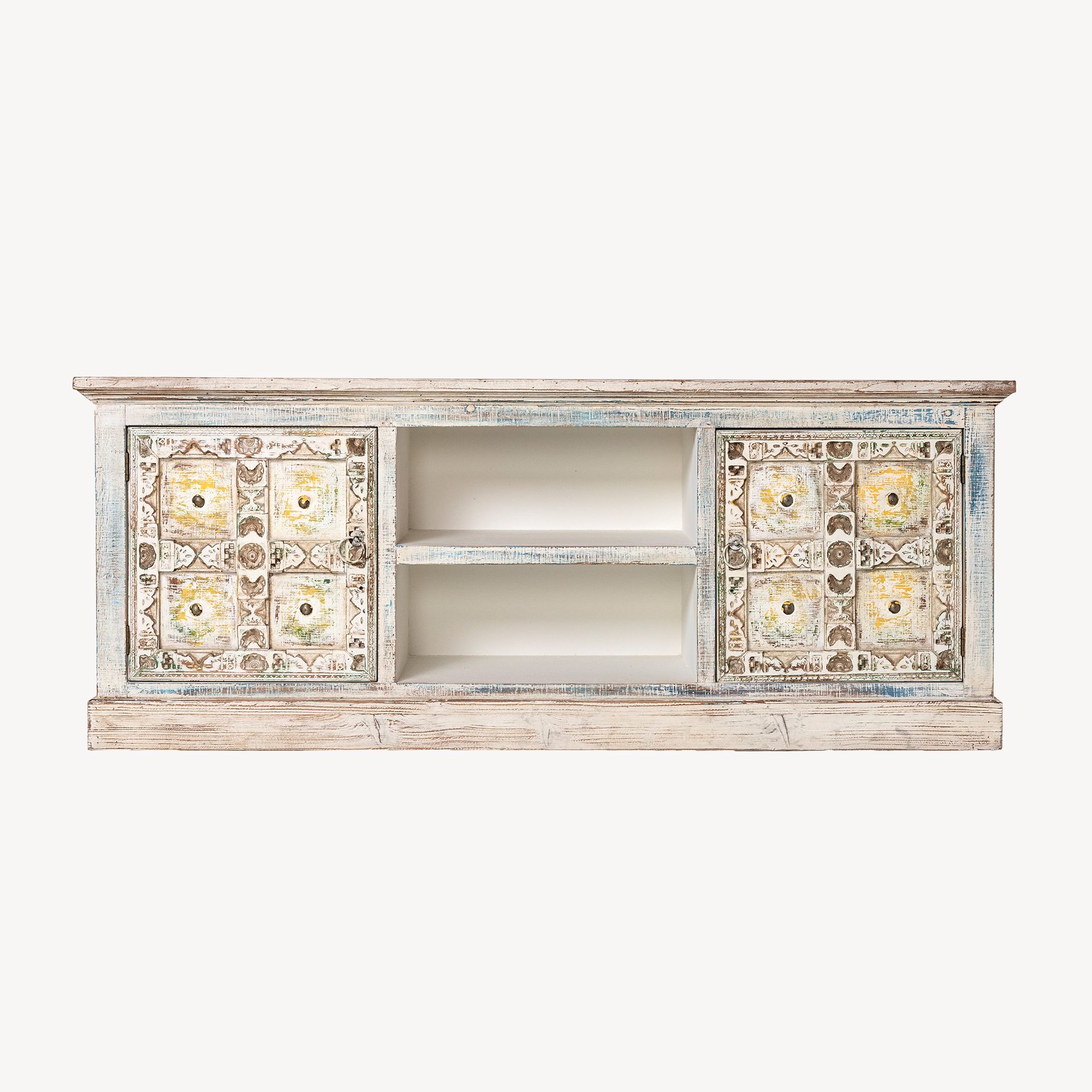 El mueble TV de la colección Ming presenta un diseño artesanal que combina elegancia y funcionalidad.