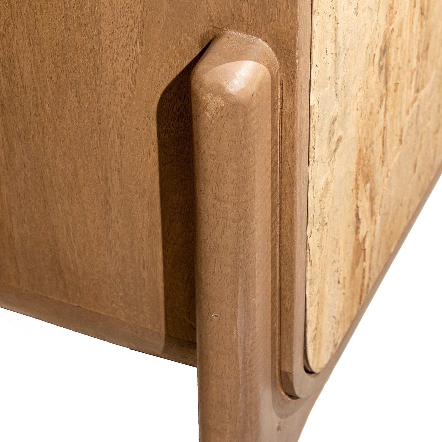 Aparador de la colección Artisa fabricado en madera de mango con puertas de piedra natural, patas altas y diseño contemporáneo. Disponible junto con mueble TV y estantería en dos acabados de armazón para crear un salón elegante y acogedor.